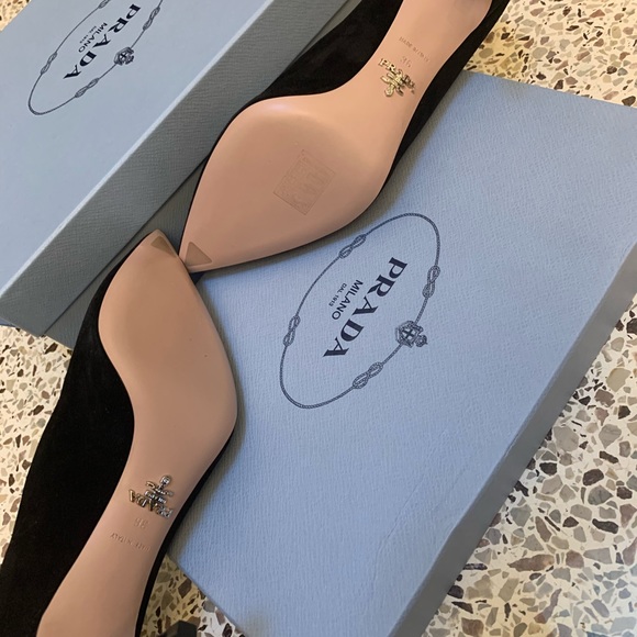 New in box Prada scalloped suede pumps in black - Picture 9 of 9